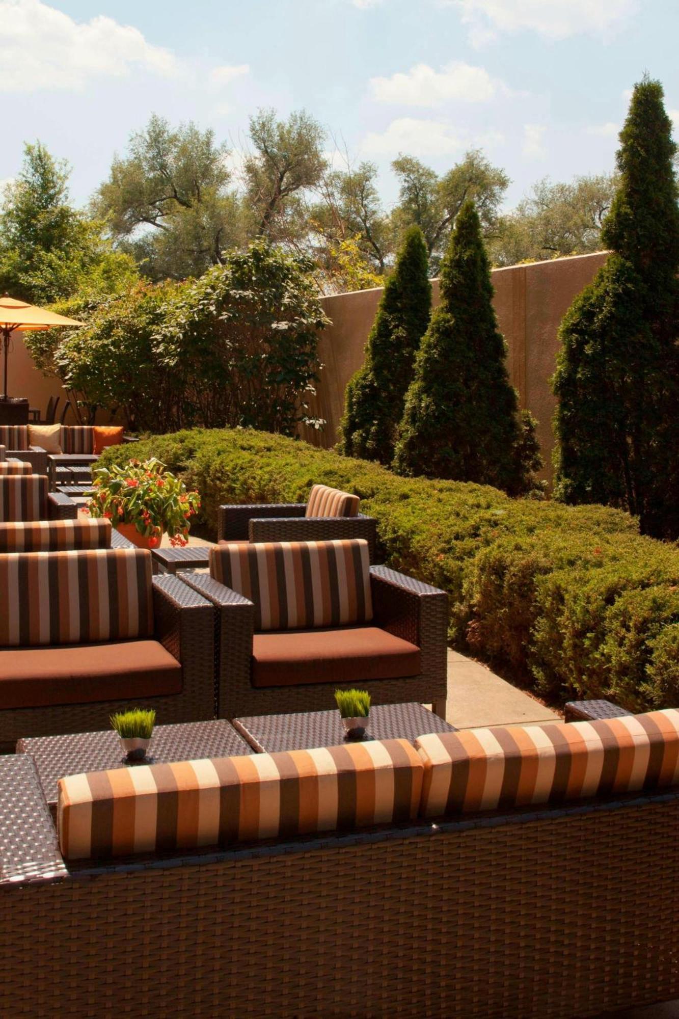 Courtyard Louisville Airport Exterior foto